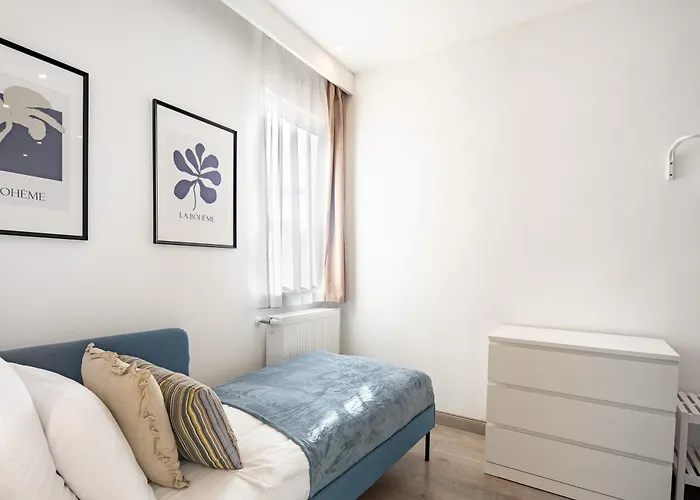Sunny Central Three Bedroom Apartment